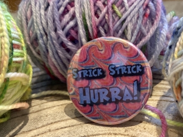 Button "Strick Strick Hurra!"